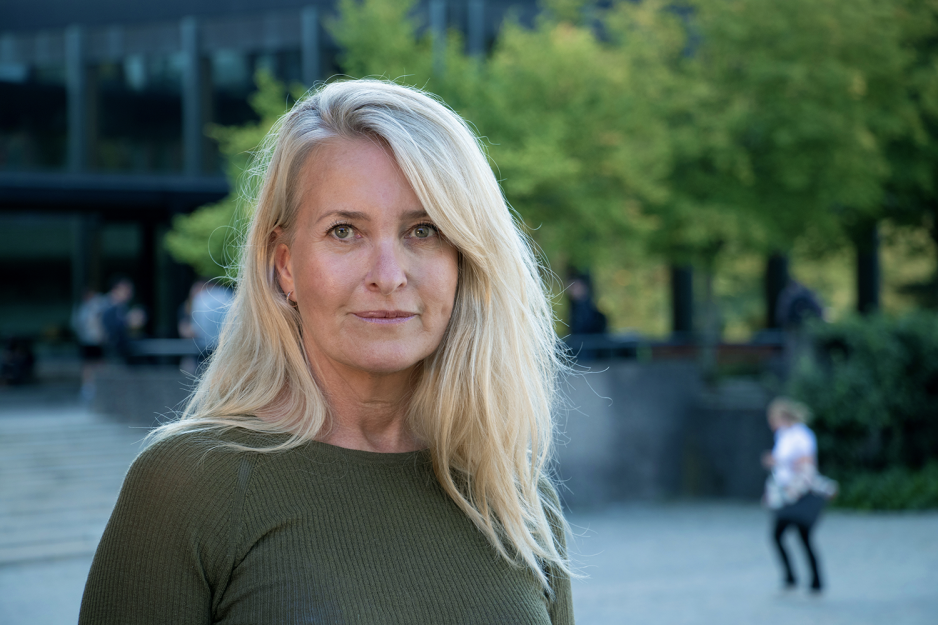 Portrett av leder i SiO Psykisk helse, rådgivning, og helsefremmende tjenester Anne Karin Mullally står utendørs