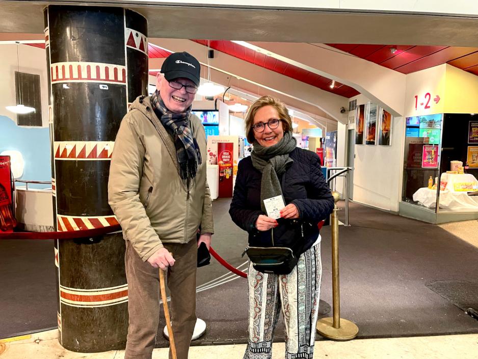 En eldre mann og eldre kvinne som skal på kino