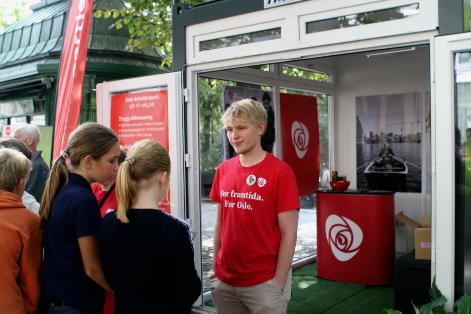 Valgkandidat for Arbeiderpartiet, Kasper Syvertsen, deler ut brosjyrer til forbigående.