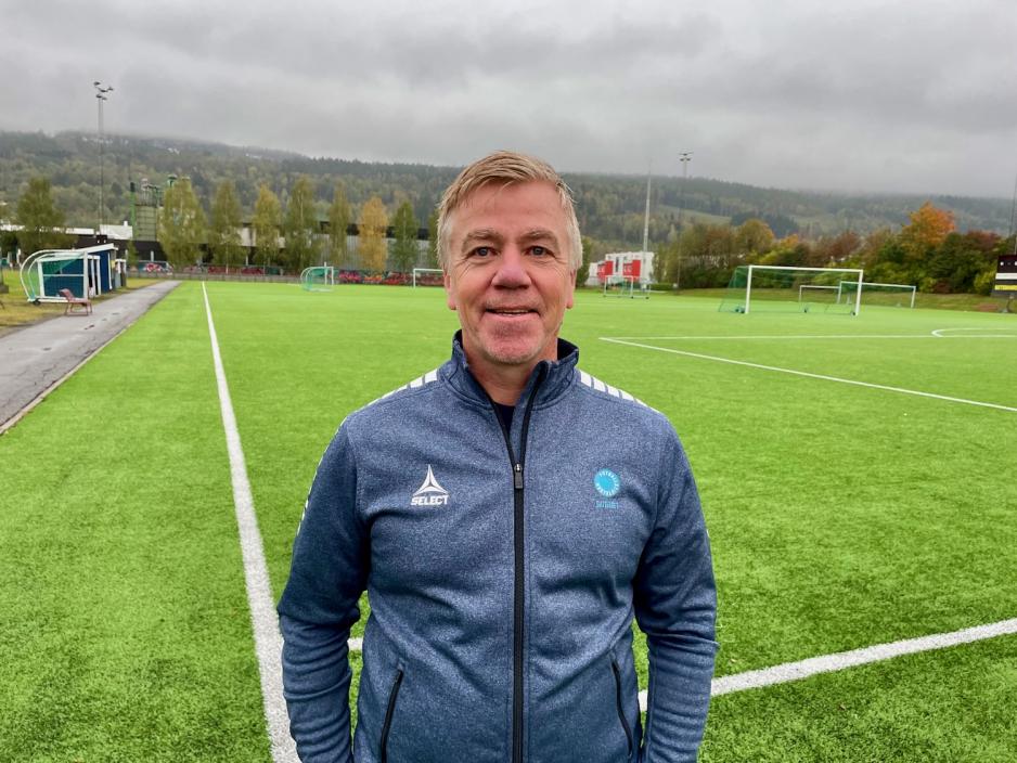 Lederen av Fotballstiftelsen Arne Knoph står på en fotballbane.