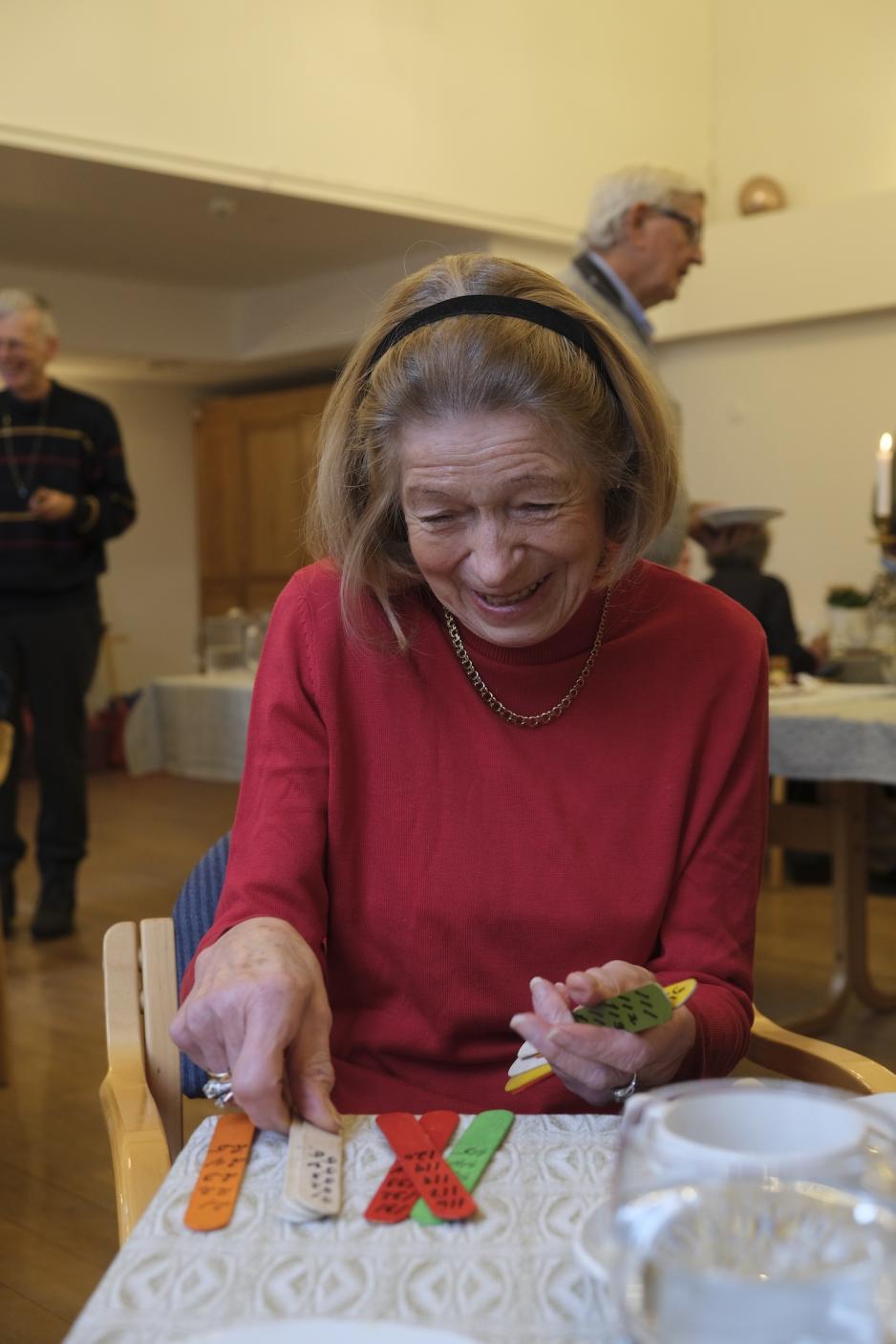 Astri Vilberg smiler imens hun ser på årene sine 