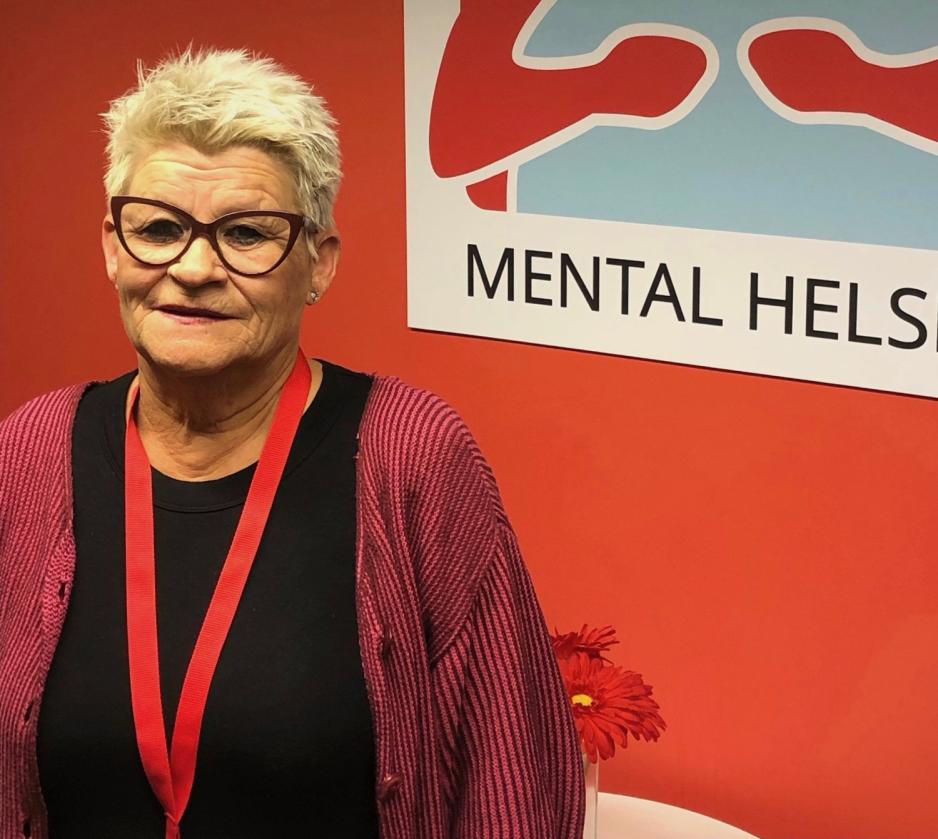 Aud Karin Bjørn foran Mental Helse skilt