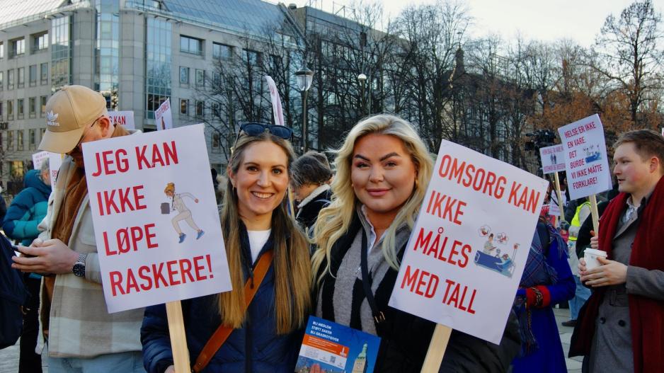 Ida Gerø og Aurora Hoff med skilt under helsebrølet demonstrasjon foran Stortinget 