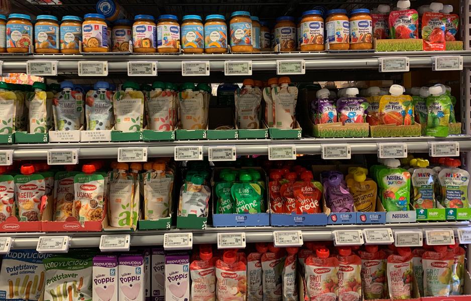 Et oversiktsbilde av produktene i barnemathylla på matbutikken