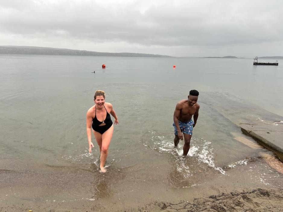 Leah Svalastoga (30) og Izraeli Boneza (30) bader