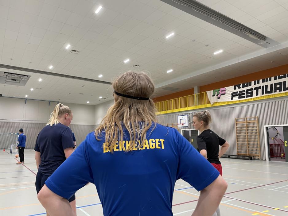 Futsal-jentene trente i gymsalen til Rønningen Folkehøgskole lørdag formiddag