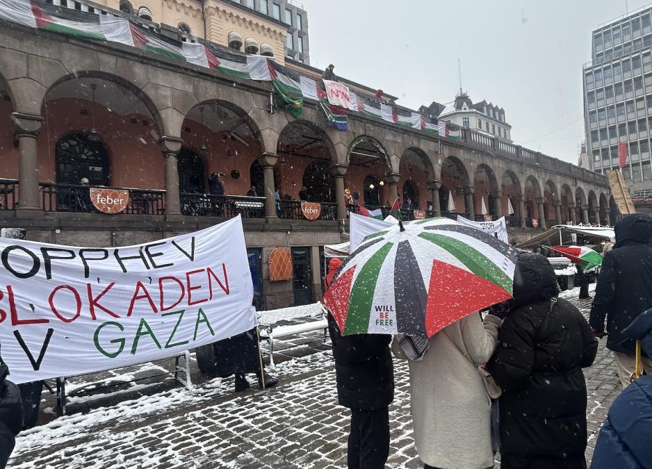 Balkongen på Youngstorget med palestiaflagg