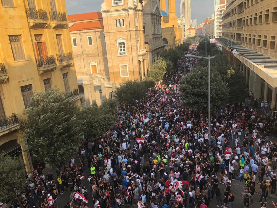 Tusenvis av mennesker i en gate i Beirut