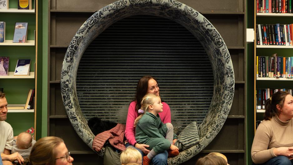 En Mor og barnet sitt er i Deichman Bjerke og ser på fortellingsirkus