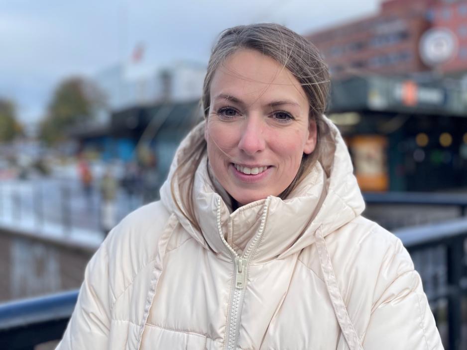 Katty Repstad ved en bro i Gamle Oslo.