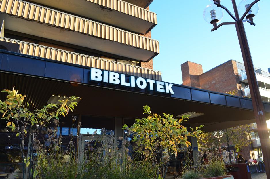 Et bilde av Tøyen bibliotek, med grønne planter i fremgrunnen