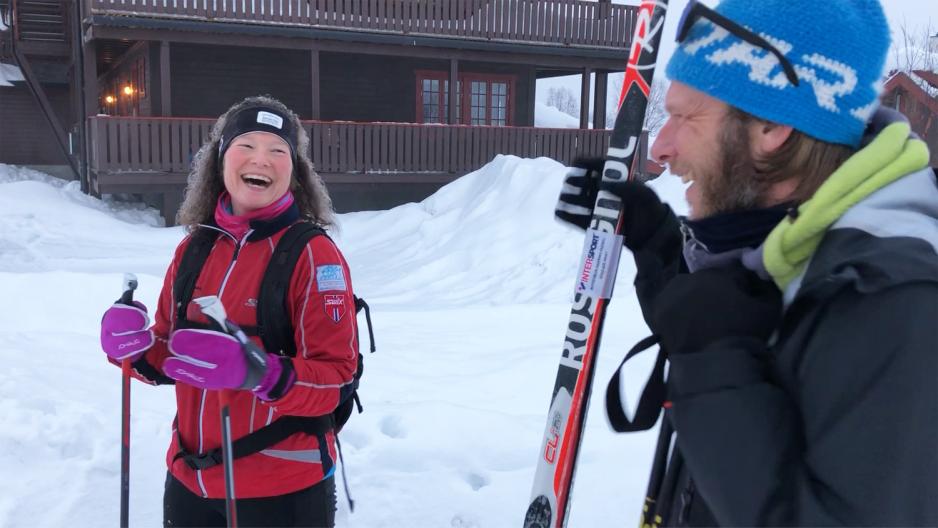 Deltager og skiinstruktør smiler i skiløypa