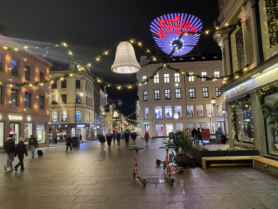 Julebjeller henger over karl johan