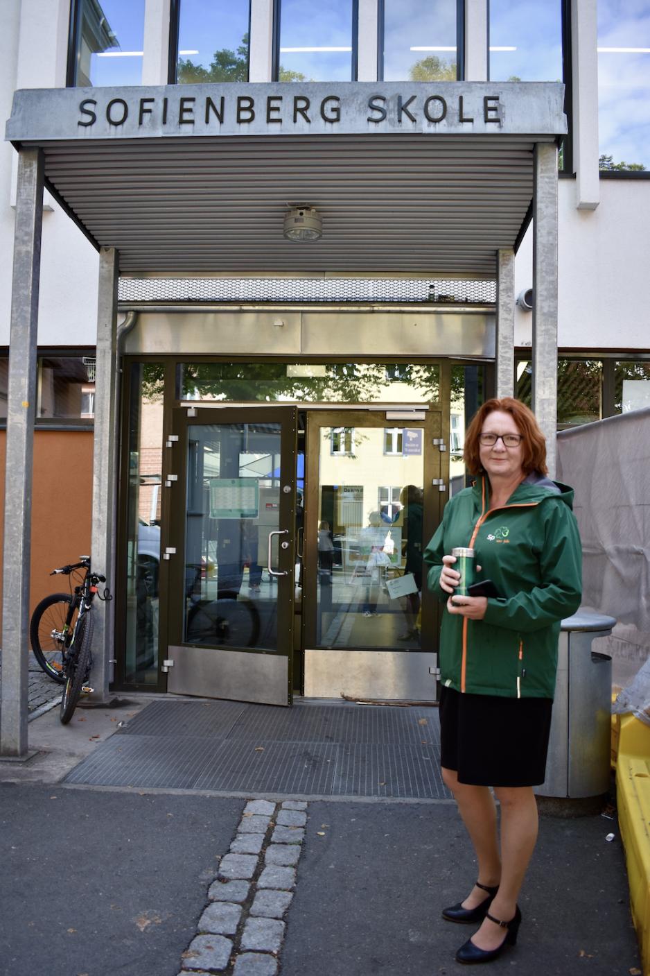 2. kandidat i Oslo Bjørg Sandkjær utenfor Sofienberg skole