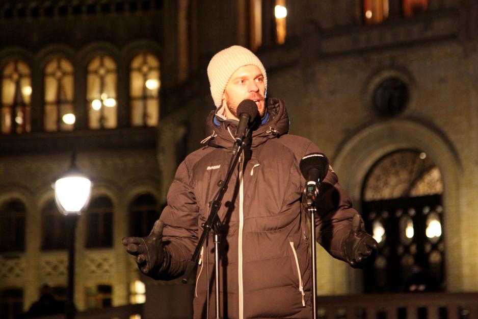 Bjørnar Moxnes holder appell foran Stortinget. 