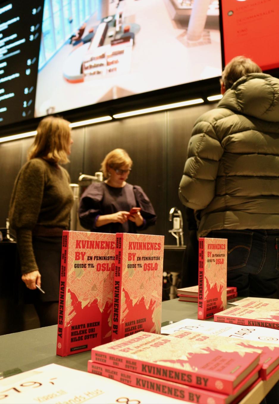 Mingling og boksalg med forfatterne etter endt feministisk vandring i Bjørvika.