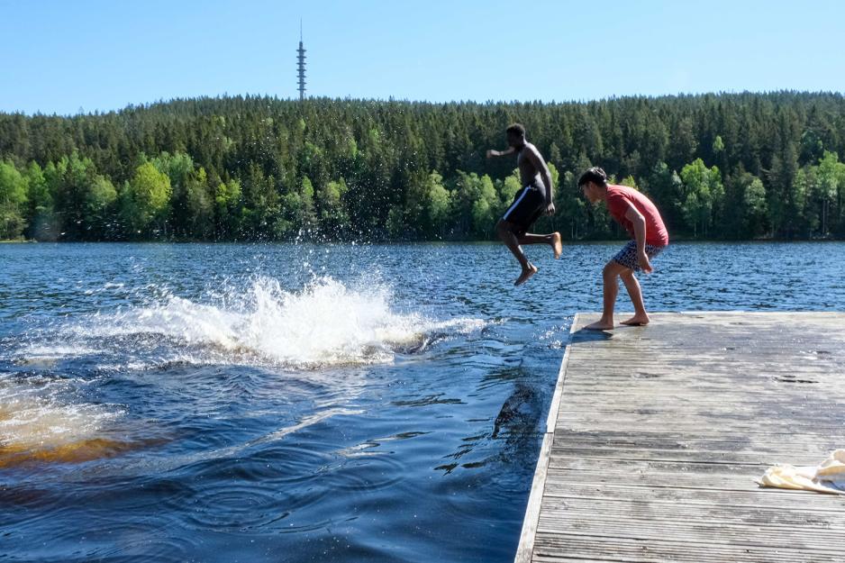 Et plask etter at noen har hoppet ut fra en brygge,