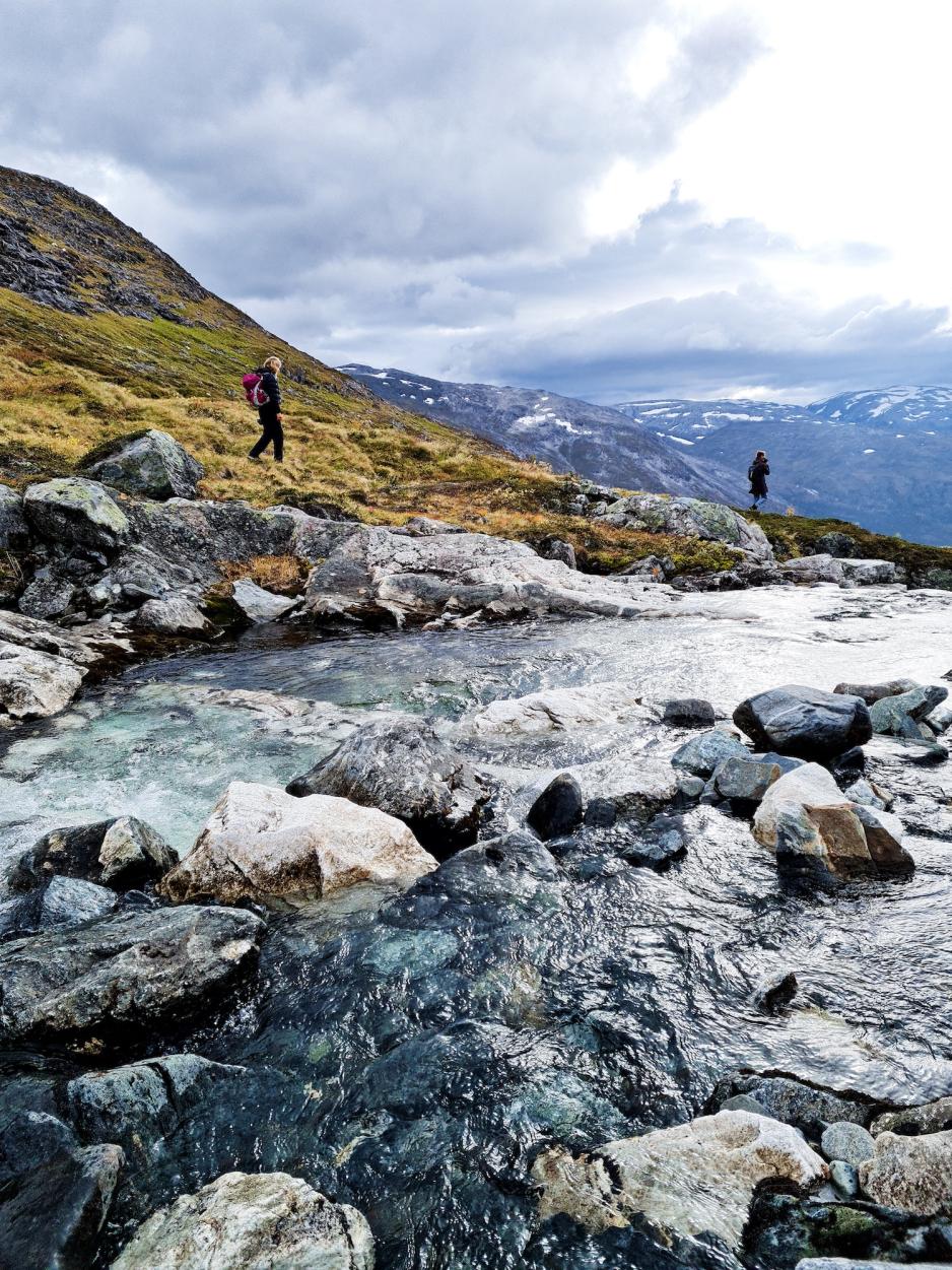 Rennende brevann og fjellvandrere i høstfjellet