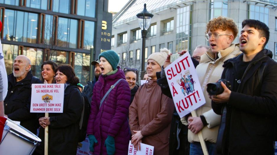 mange demonstranter brøler under helsebrølet foran stortinget