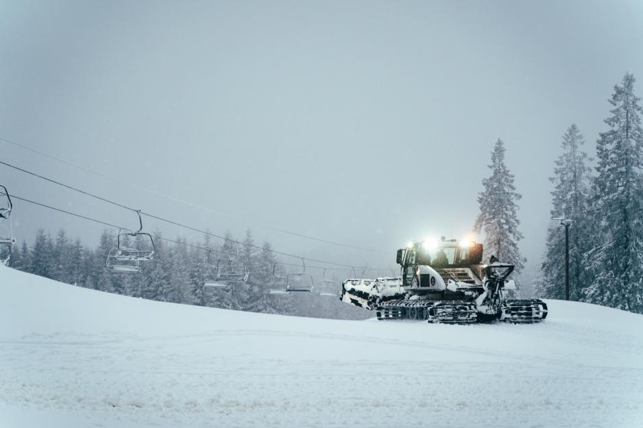 Brøytemaskin som klargjør skianlegg