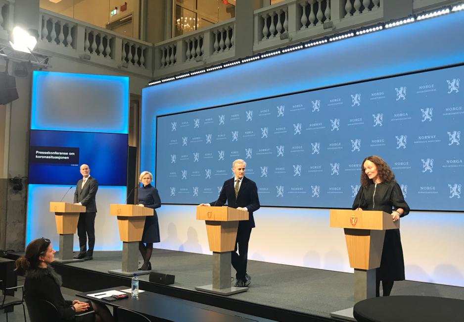 Bilde av at Camilla Stoltenberg snakker på pressekonferansen. De andre deltakerne følger med på det hun sier.