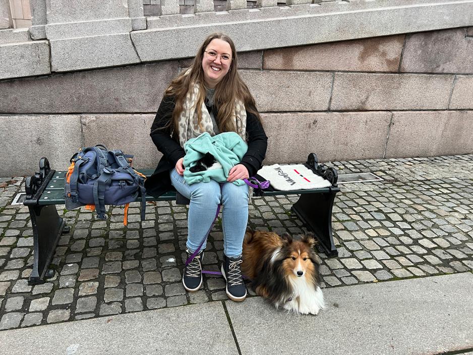 Her sitter Camilla Myren-Steivang foran Stortinget, og ser ut mot Jul i Vinterland.