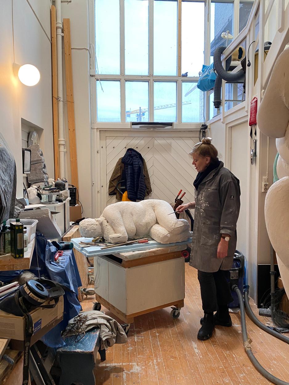 Billedhugger Christine Aspelund i sitt atelier på Tøyen i Oslo