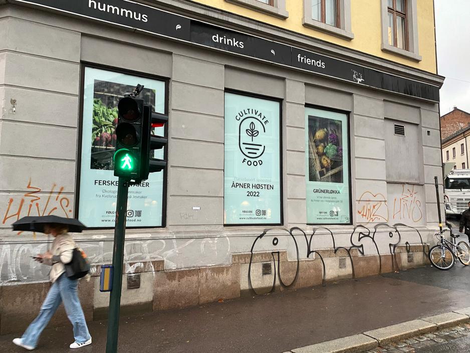 Utsiden av restaurantlokalene sett fra Alexander Kiellands plass. 