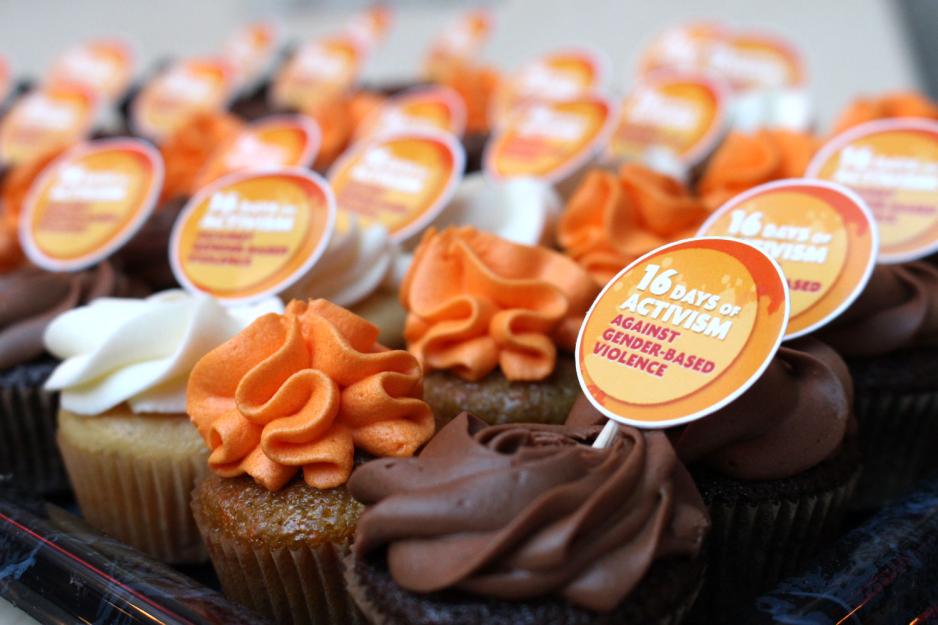 Oransje og brune cupcakes med skilt om 16-dagerskampanjen mot vold mot kvinner.