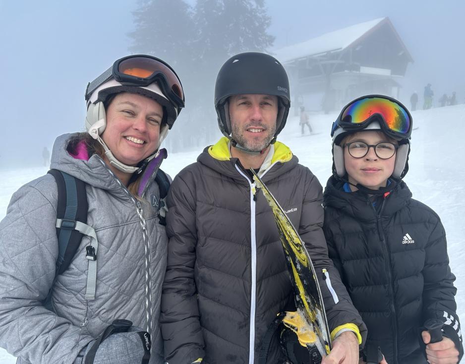 En familie på ski 