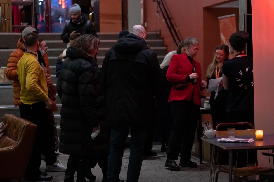 Folk venter i kø på å gå inn til teatersalen på Vega Scene