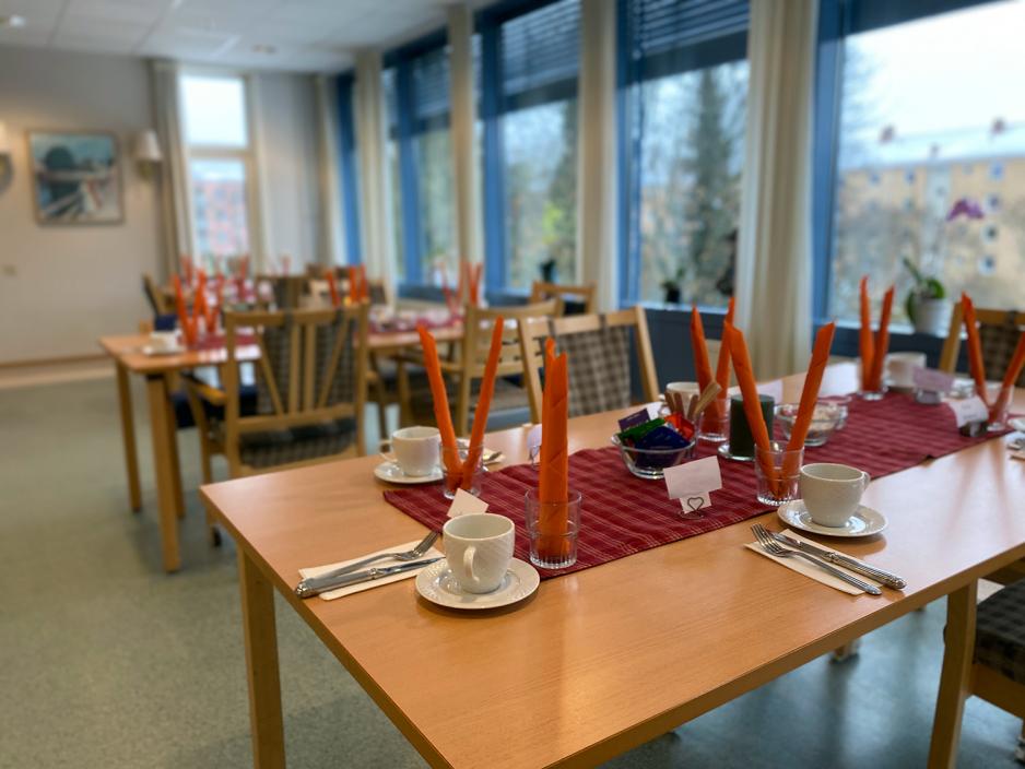 Et bord er dekket med høstpynt