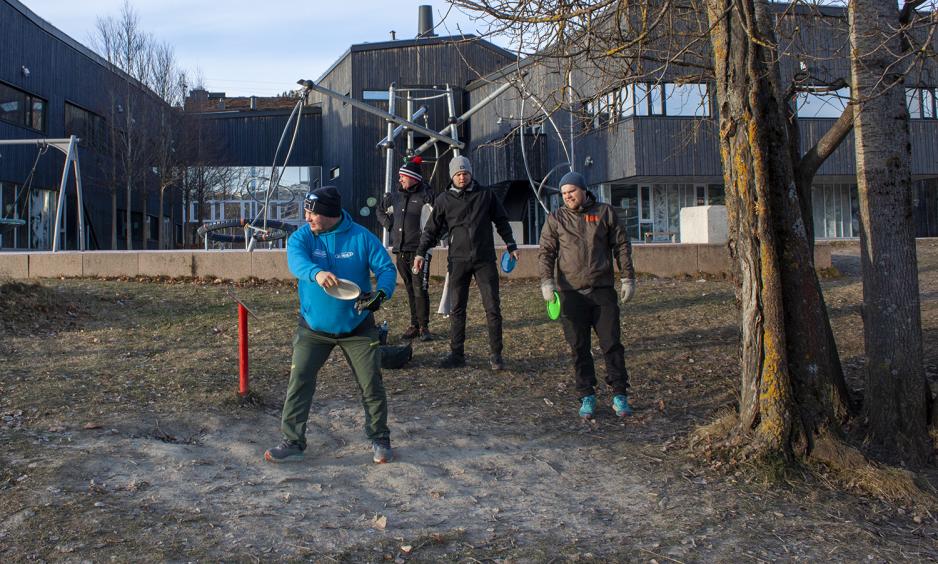 Deltakerne kaster ut frisbeen