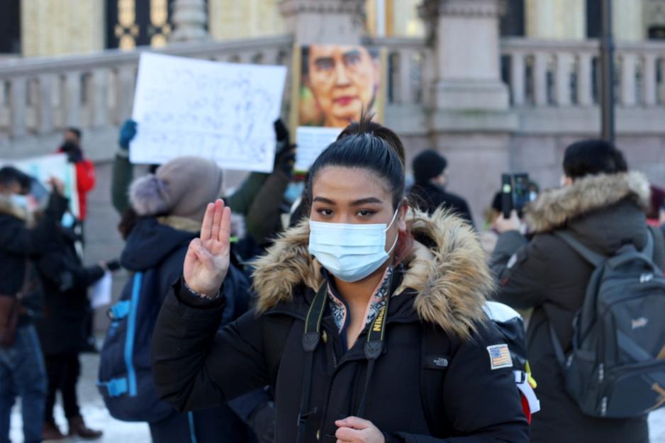 Nelly A. demonstrere mot militærkuppet i Myanmar