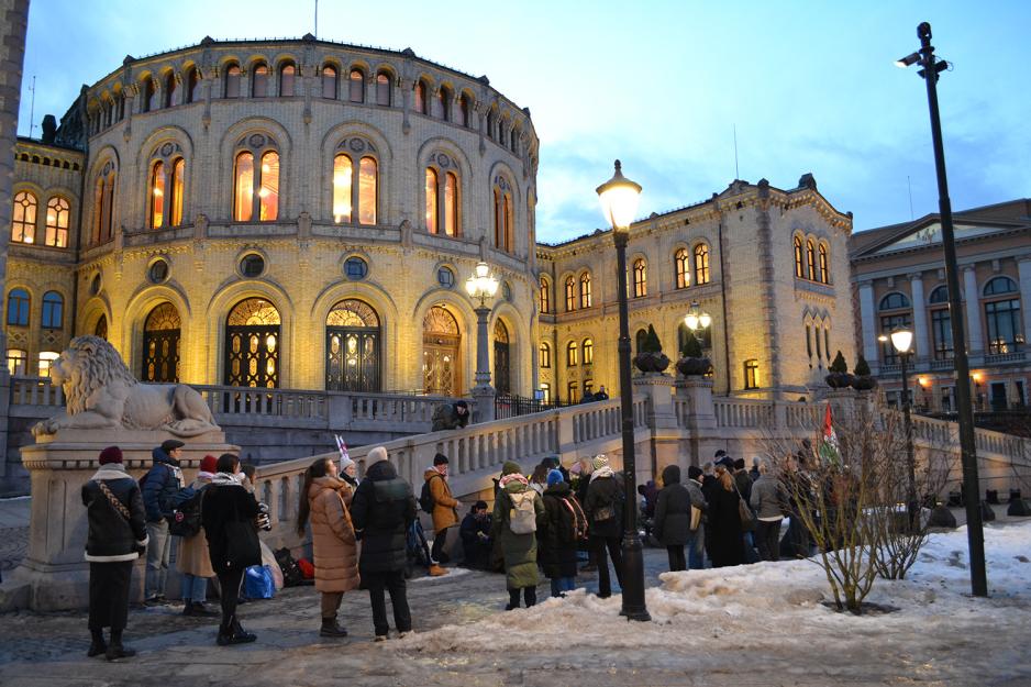 Demonstrantar framfor Stortinget