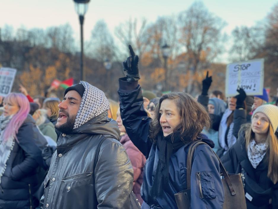 Demonstranter roper for Palestina foran Stortinget. 