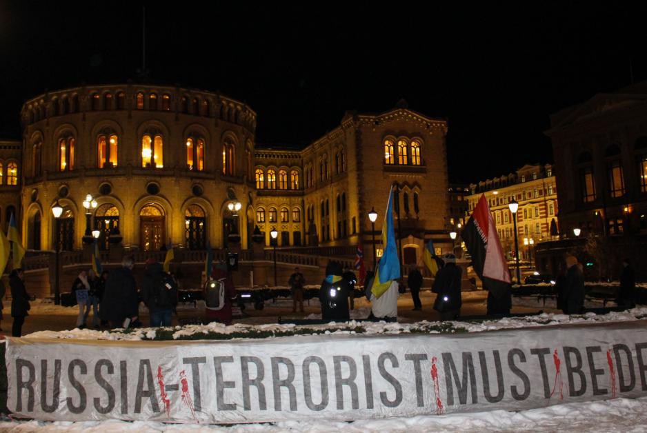 Markering sett bakfra med stortinget i bakgrunnen