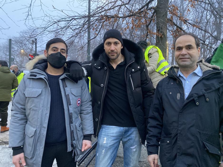 Tre norsk-afghanske menn tilstede på en demonstrasjon foran scenen hvor appellene ble holdt.