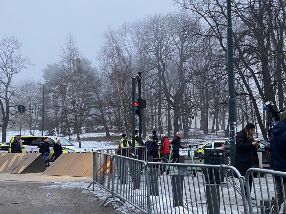 Politibiler og politifolk rundt demonstrasjonen ved Utenriksdepartementet, og i bakgrunnen ses Slottparken