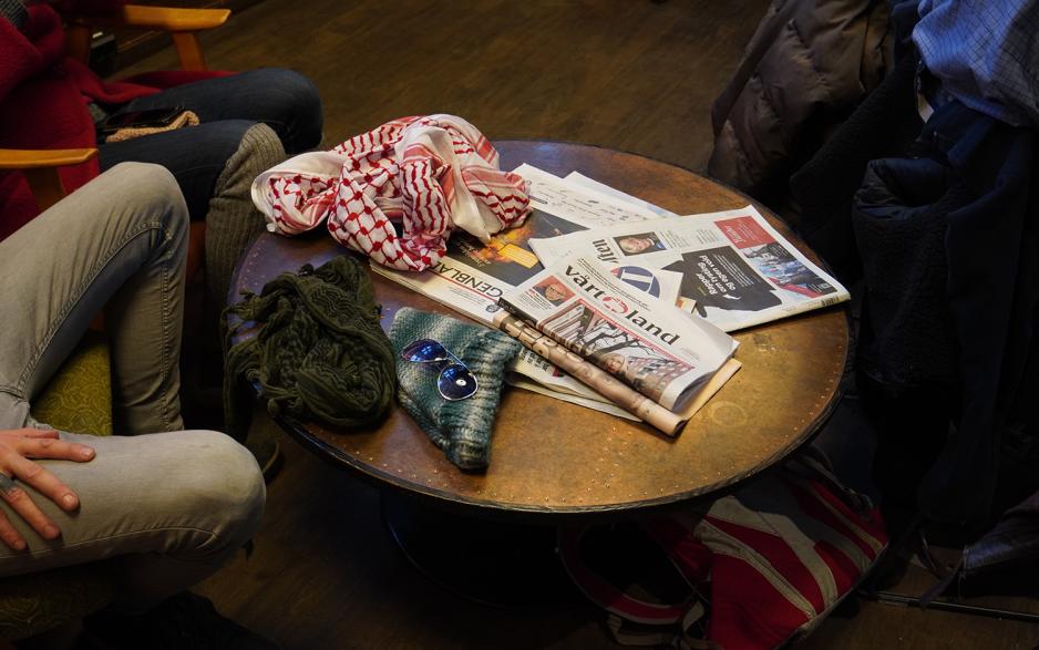 Palestinske skjerf på bibliotekets bordet. Foto: Kiana Hassani