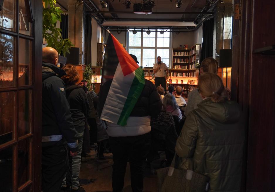 Palestinas flagg var med i på biblioteket. Foto: Kiana Hassani