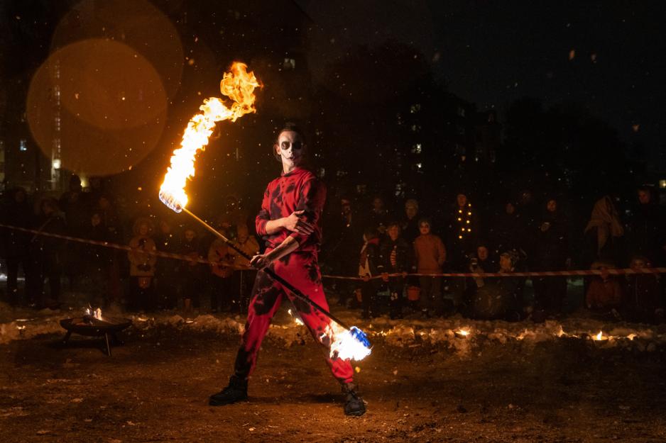 Gjøgler som sjonglerer med flammer