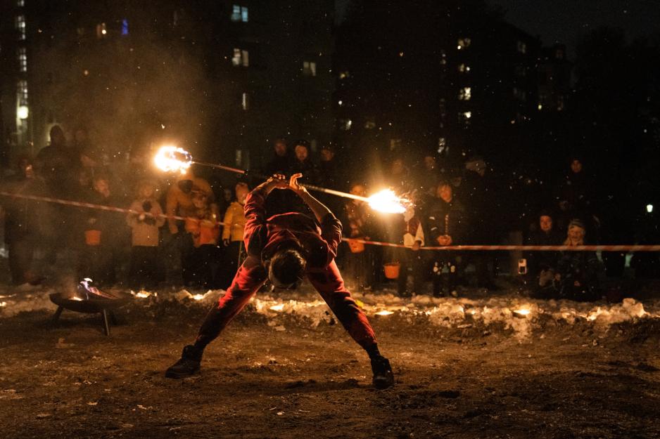 Gjøgler som sjonglerer med flammer under Halloween