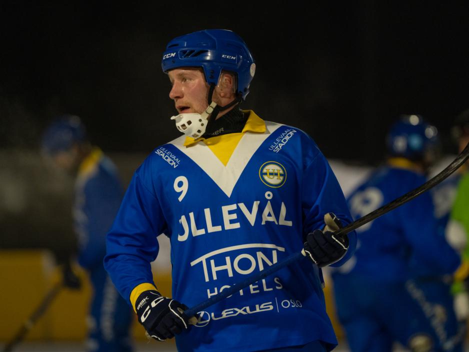 spilleren Jesper bergersen holder en bandykølle på banen