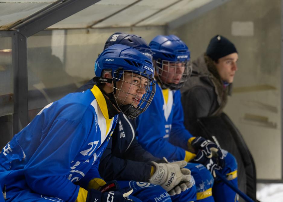 Ullevål bandyspillere sitter på benk