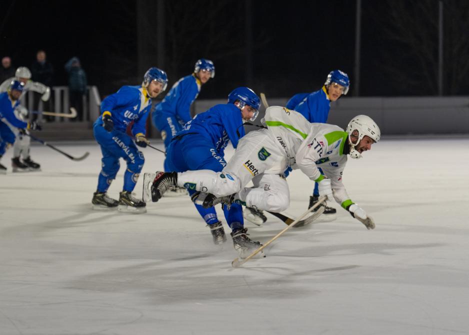 Bandyspiller flyr gjennom luften