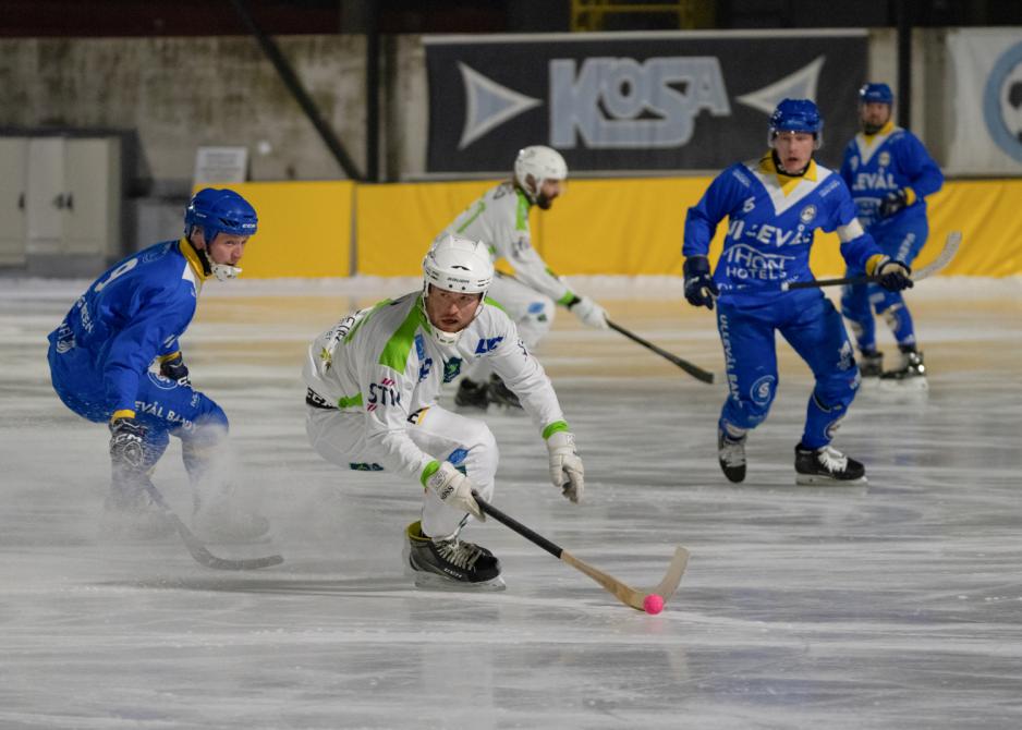 Bandyspillere kjemper om ballen på isen