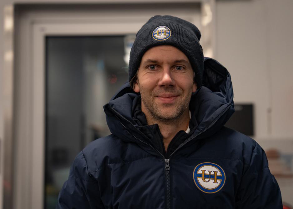 Portrett av hovedtrener for Ullevål eliteserielag i bandy, Sondre Erik Hammerstad