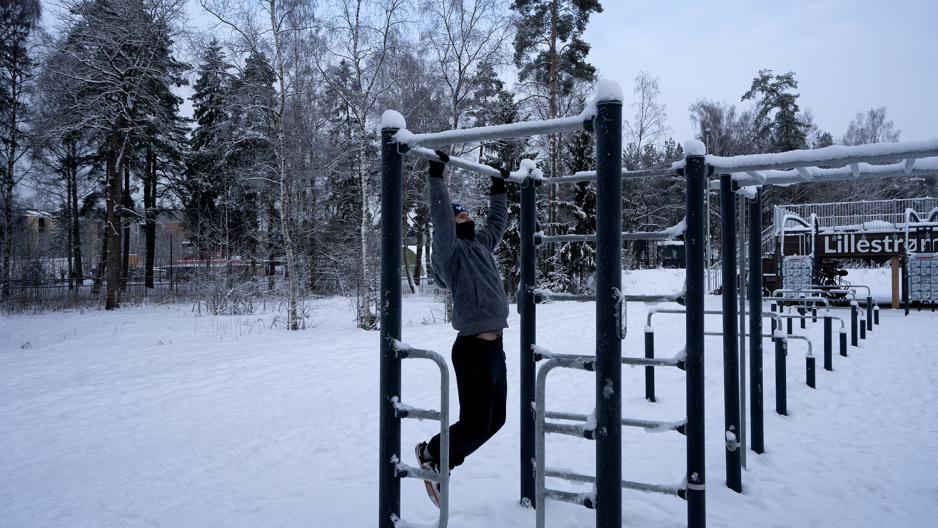 Mann som benytter seg av treningsapparater på Lillestrøm idrettspark.