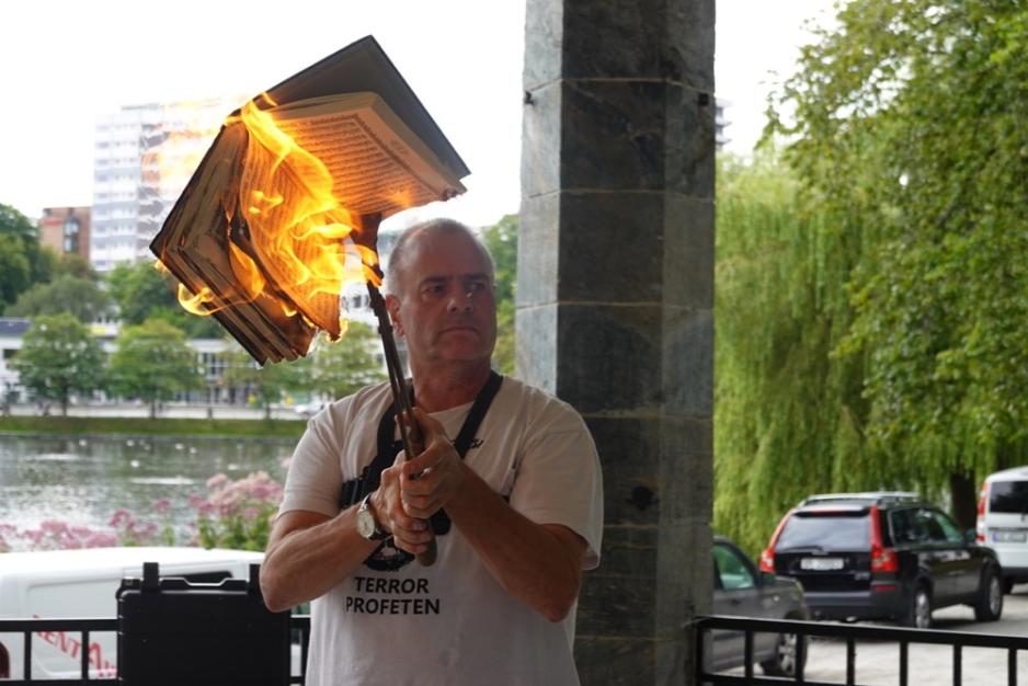 Lars Thoresen brenner en koran i Stavanger.